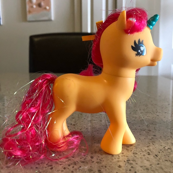 Gi-Go Pony Wonderland Figure Yellow Unicorn Pink Sparkle Hair Moon and Cloud - Picture 6 of 10